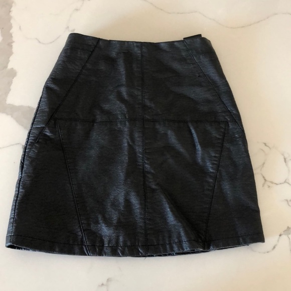 H&M Black Faux Leather Skirt Size 2 - Picture 1 of 5